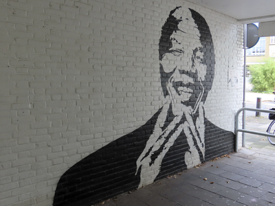 902658 Afbeelding van een muurschildering van 'ESFP' met een portret van een lachende Nelson Mandela, in de dubbele ...